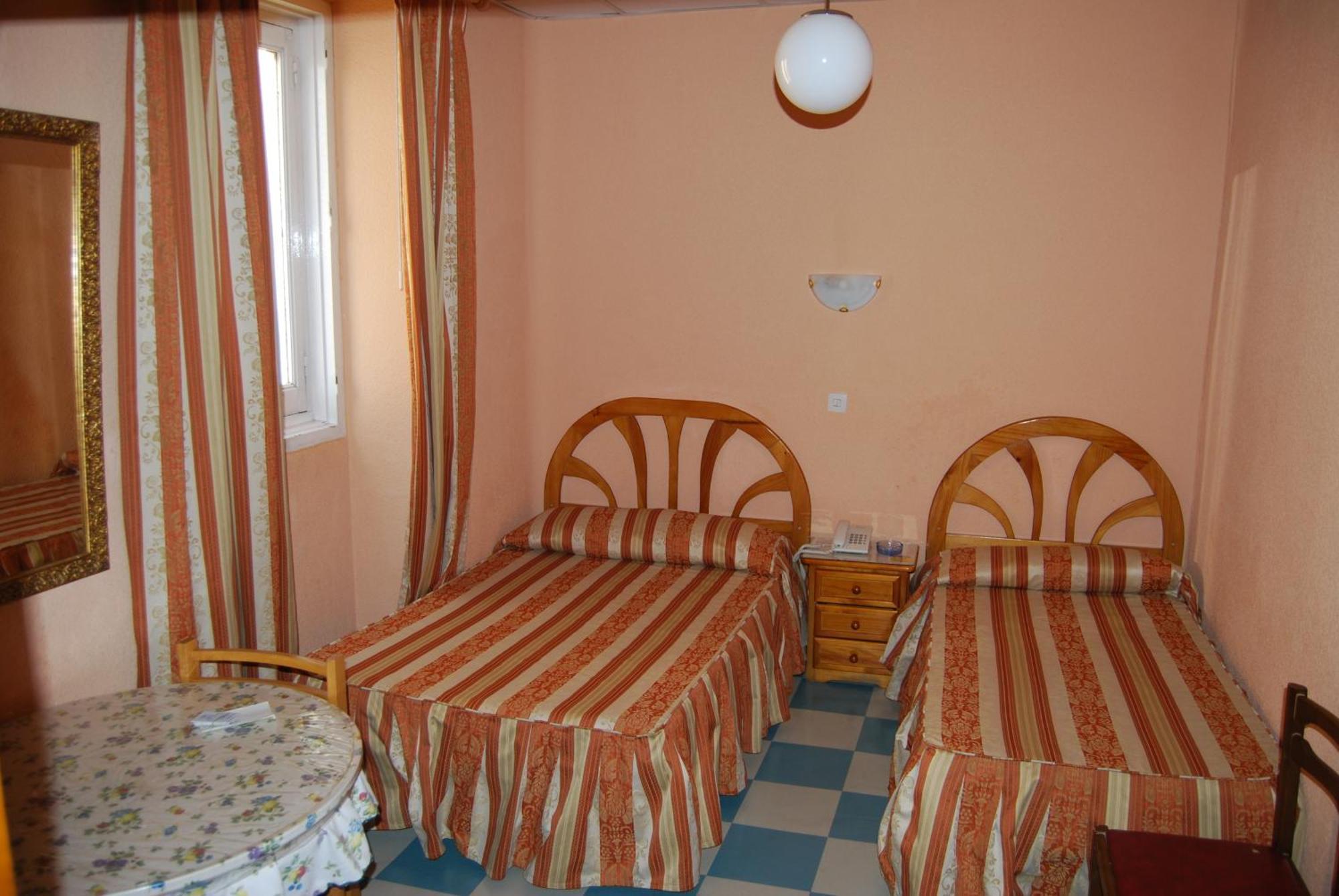 Hostal La Perla Asturiana Madrid Exterior photo